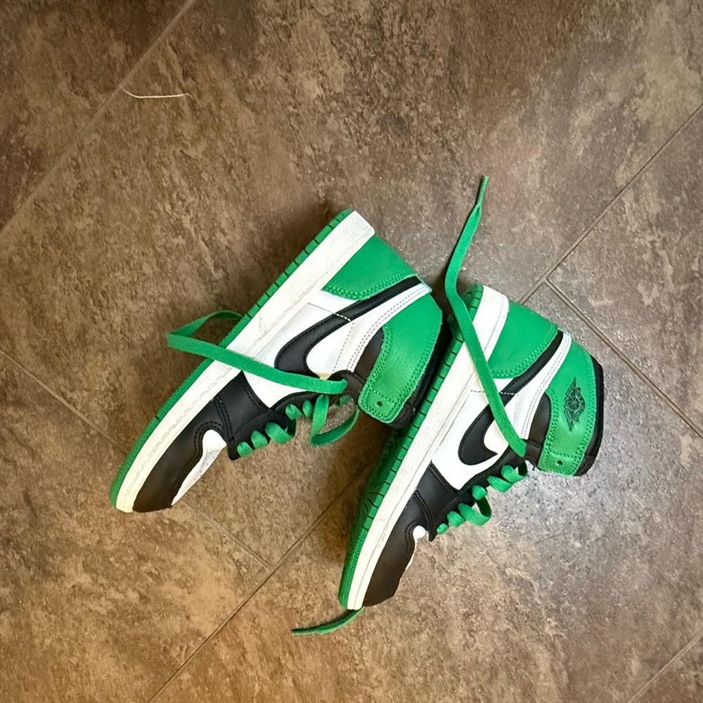 Jordan 1 Retro High OG Kids Green and Black Sneakers
